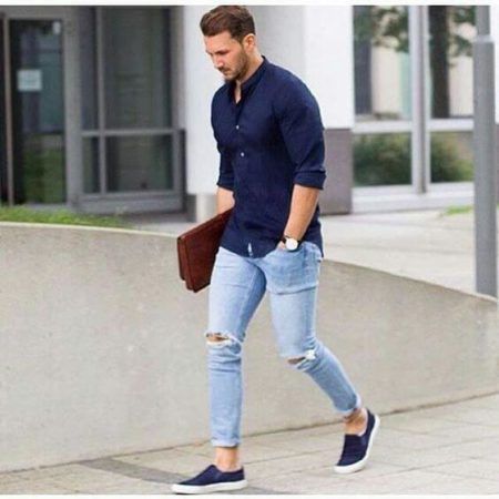 calça jeans dobrada na perna masculina
