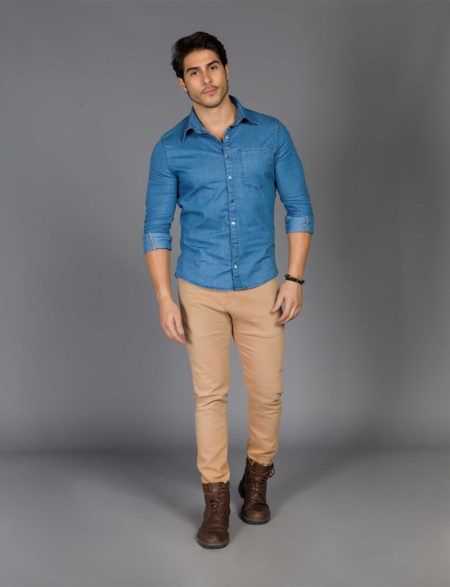 calça marrom com camisa azul